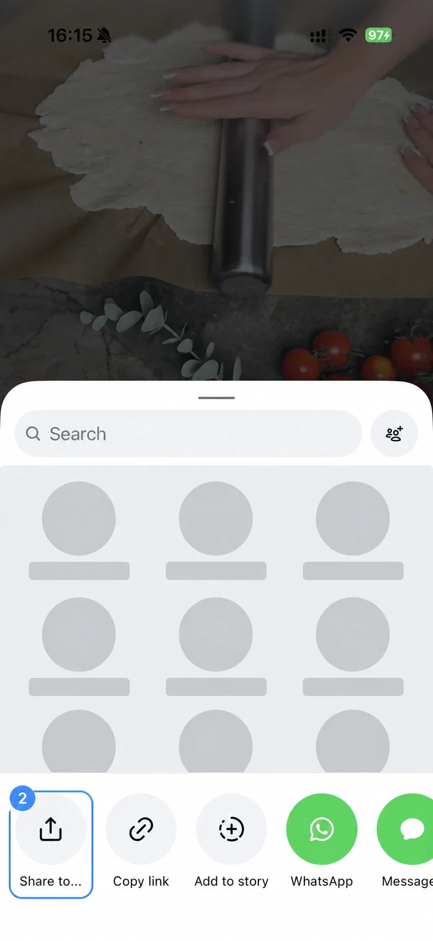 Instagram-Teilen-Ansicht mit verdeckten privaten Kontakten und blau markierter Aktion Share to